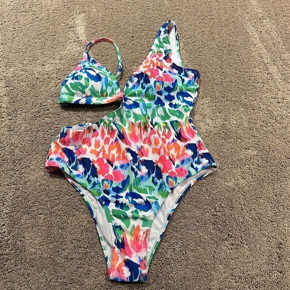 One piece swimsuit with cutout!! On trend for season! Size large ! - Picture 5 of 10